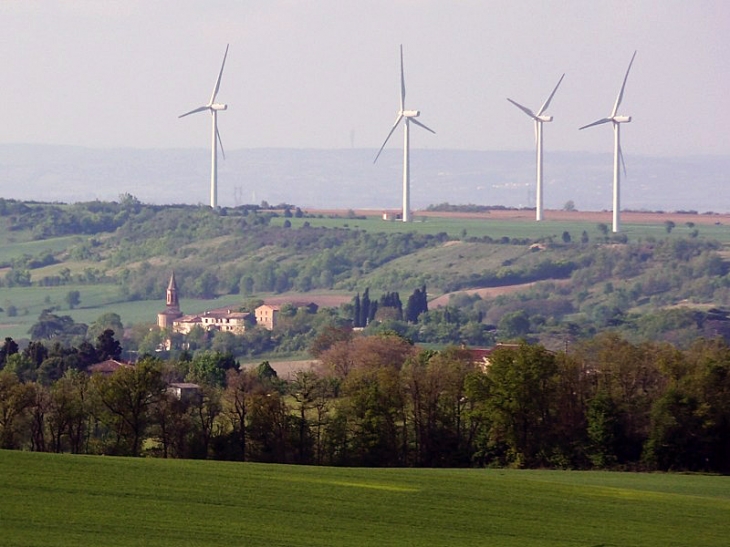 Au loin le village dominé par les éoliennes - Montégut-Lauragais