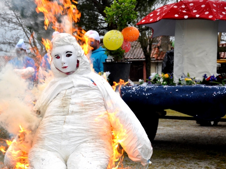 Carnaval 2015 on brûle Monsieur Carnaval - Montgaillard-Lauragais
