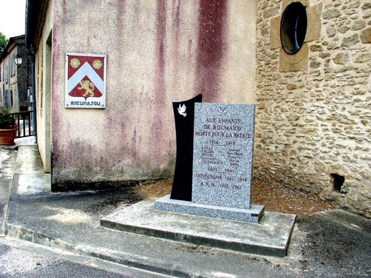 Monument aux morts et Blason du village - Rieumajou