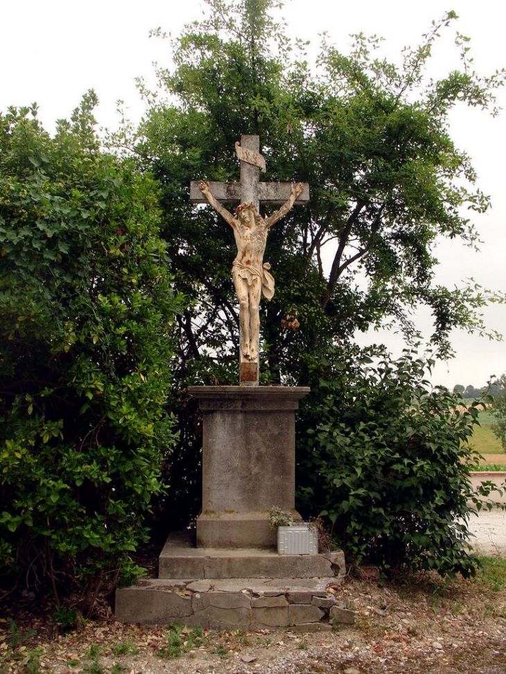 Croix à côté du cimetière - Rieumajou