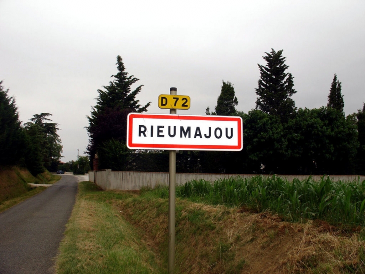 Panneau d'entrée côté cimetière - Rieumajou