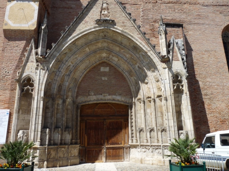 Le porche de l'église - Rieux