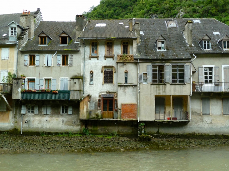 Maisons de village construitent au bord de la Garonne - Saint-Béat