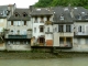 Maisons de village construitent au bord de la Garonne