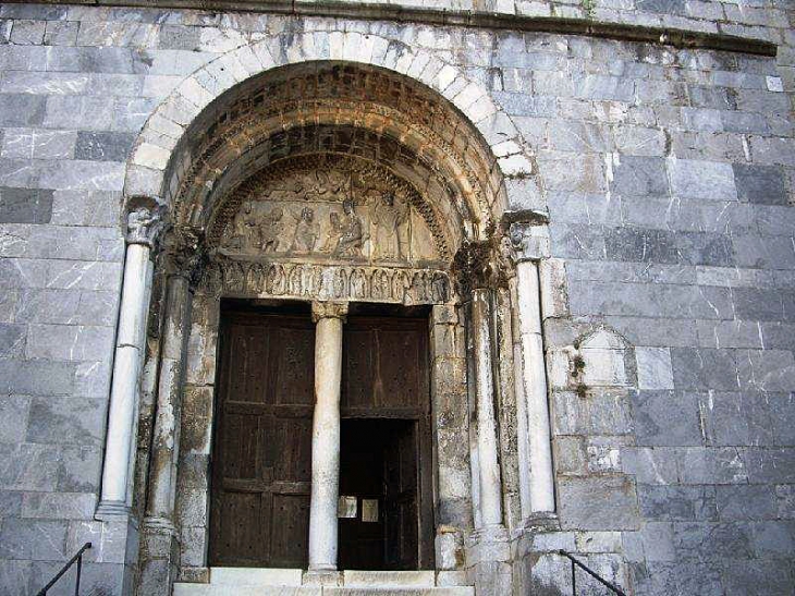 L'entrée de la cathédrale - Saint-Bertrand-de-Comminges