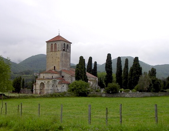 Cette église St-Just posée au milieu des champs est attachante - Valcabrère