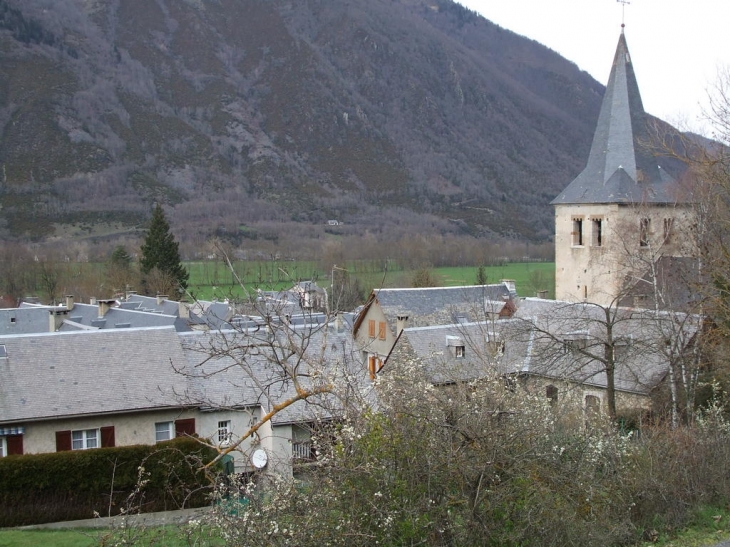Village au printemps  vu à partir du Pouy - Bourisp