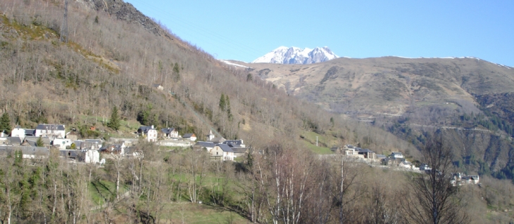 Vue du village hameau de Trachère en prmier plan Arbizon à l'horizon - Cadeilhan-Trachère