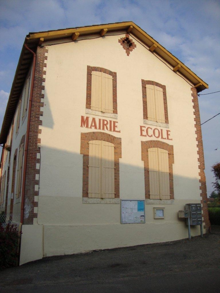 Lahitte-Toupière (65700) mairie-école