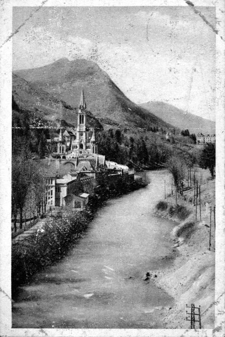 La Basilique et le Gave, vers 1950 (carte postale). - Lourdes