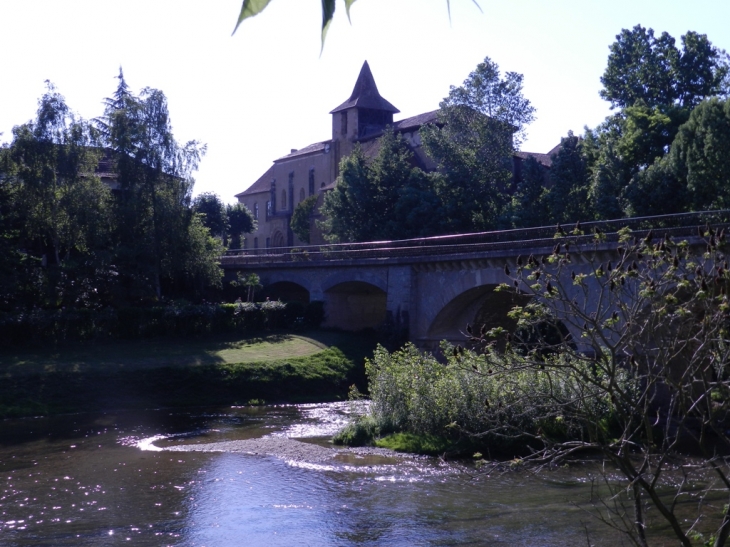 Abbaye de St Sever de Rustan et pont sur l'Arros - Saint-Sever-de-Rustan