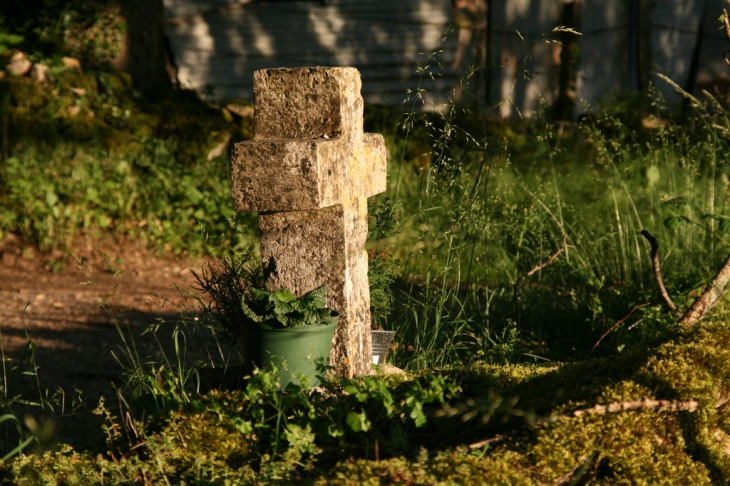 Une croix chemin de Beauregaro à Latarthe ( Foncebironne ) - Beauregard