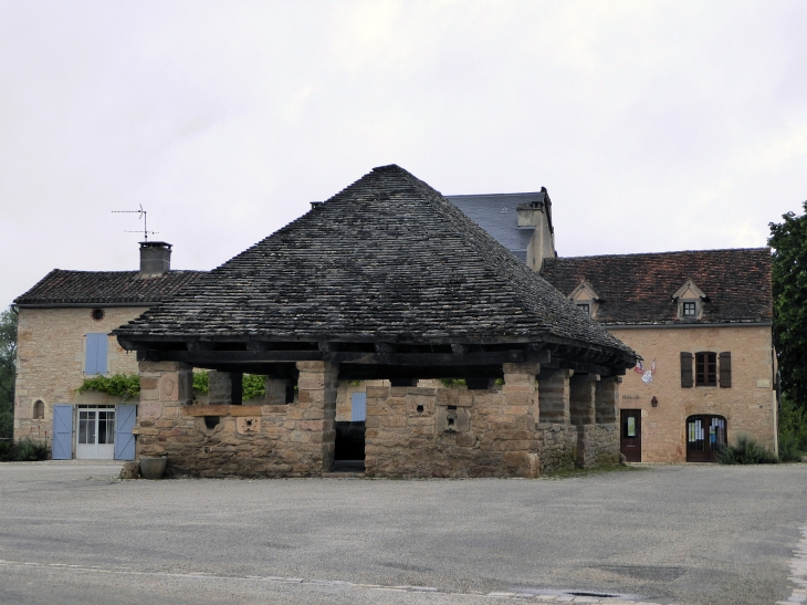 La halle et la mairie - Beauregard