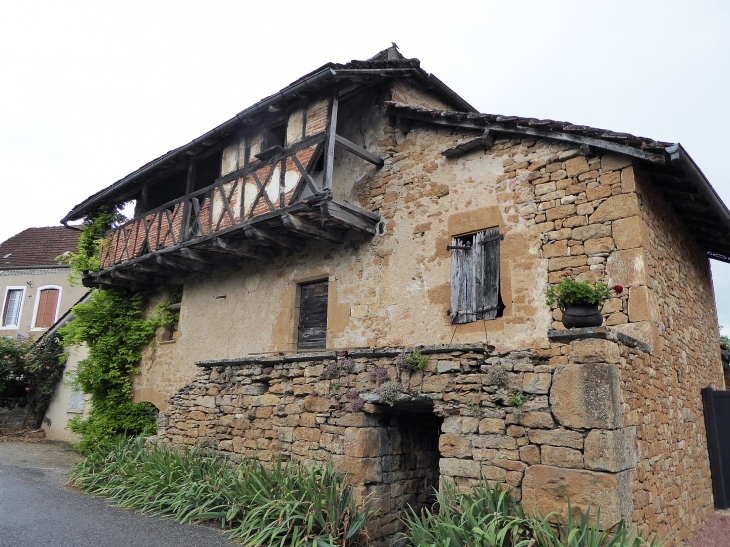Maison ancienne à balcon - Camboulit