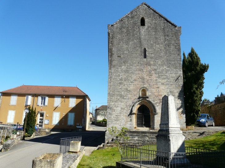 L'église et la mairie   Crédit : André Pommiès - Cassagnes