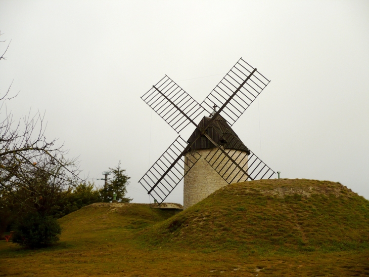 Un des trois moulins à vent de la commune. - Castelnau-Montratier