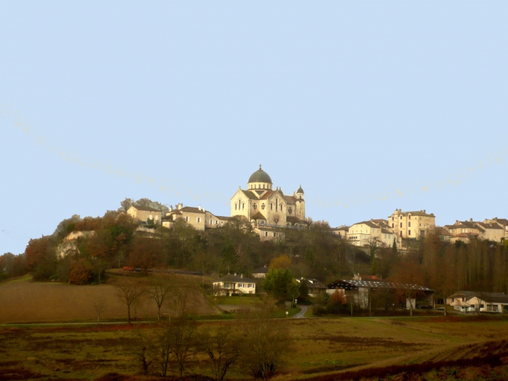 Vue sur le village et l'église Saint-Martin. - Castelnau-Montratier