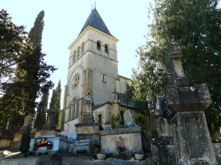 L'église entourée du cimetière en paliers   Crédit : André Pommiès - Cazals