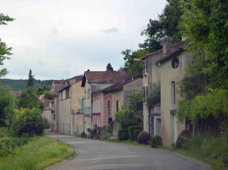 Une rue du viallge - Laroque-des-Arcs
