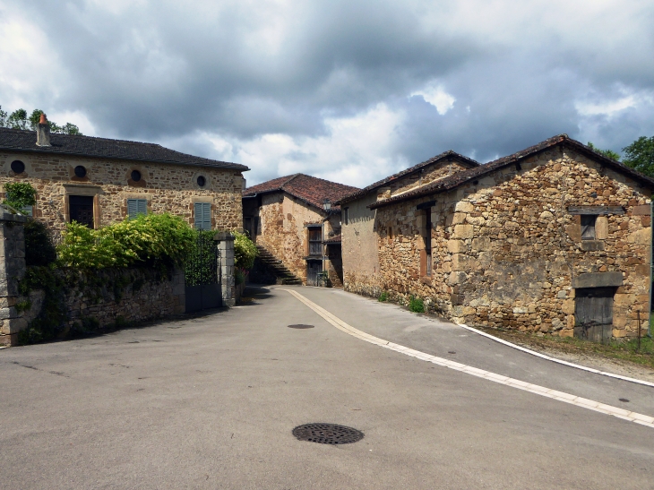 Une rue du village - Lentillac-Saint-Blaise
