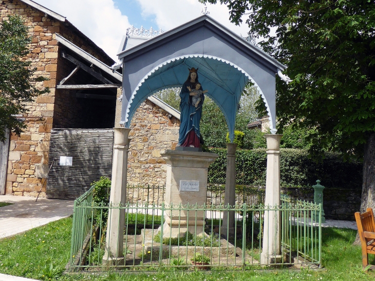 Photo à LentillacSaintBlaise (46100) La statue mariale couverte