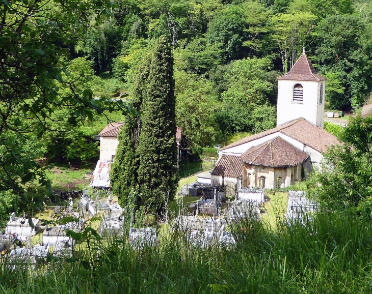 Le chevet de l'église et le cimetière - Lunan