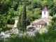 le chevet de l'église et le cimetière