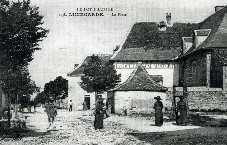 La place, vers 1908 (carte postale ancienne). - Lunegarde