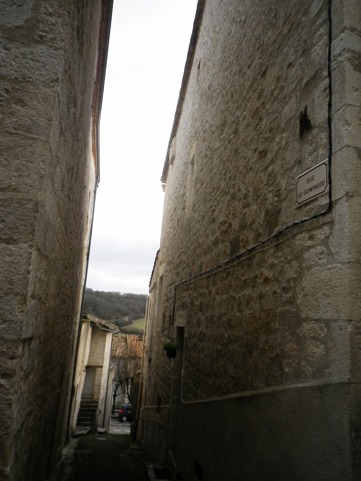 Rue du Grimpadou, nom qui en dit long - Montcuq