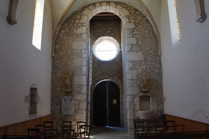 L'intérieur de l'église vers le portail. - Montlauzun