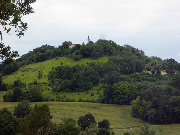 Le village perché vu de loin - Montlauzun