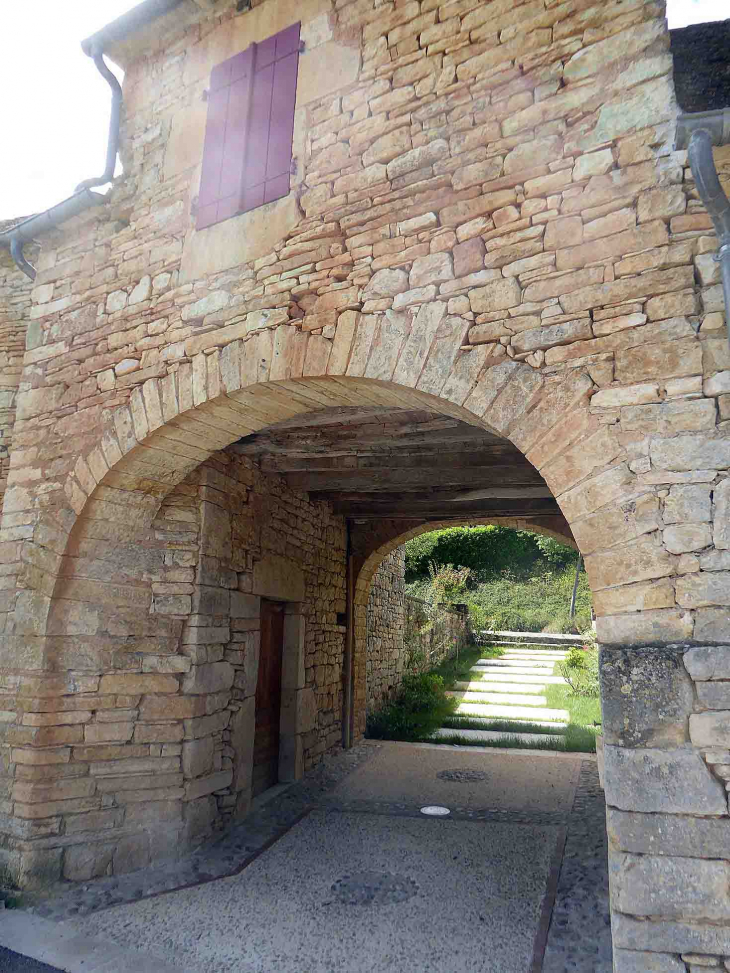 La porte d'entrée du bourg - Nuzéjouls