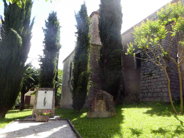 Le monument aux morts à côté de l'église - Nuzéjouls