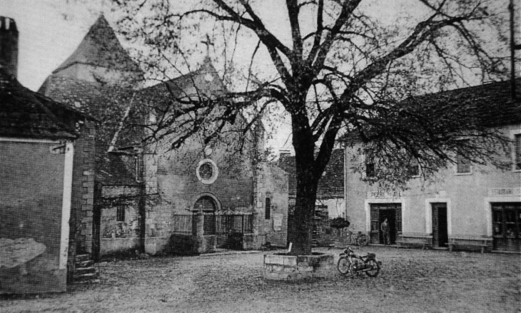 Vers 1920 - La place de l'église (carte postale ancienne). - Payrignac
