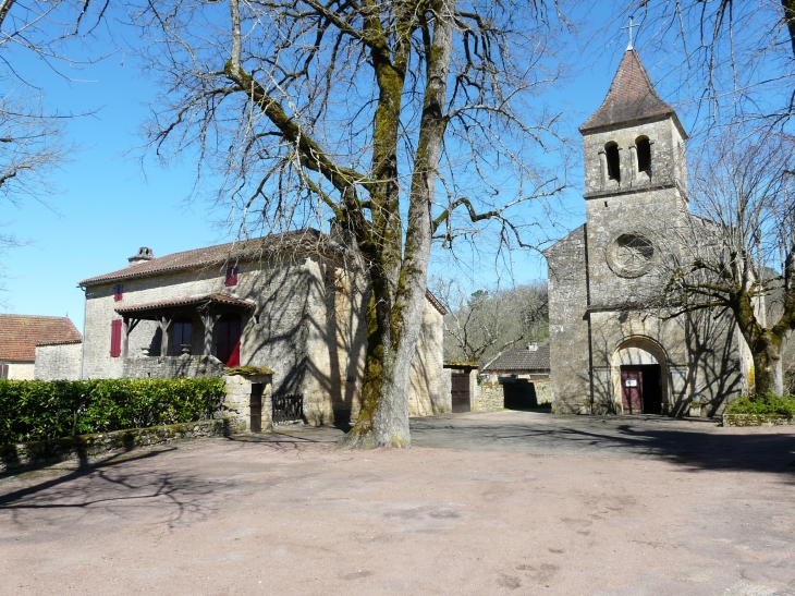 L'église et le village   Crédit : André Pommiès - Pomarède