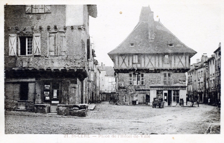 Place de l'Hotel de Ville, vers 1920 (carte postale ancienne). - Saint-Céré