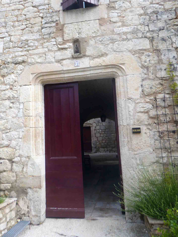 L'accès vers l'église - Saint-Pantaléon