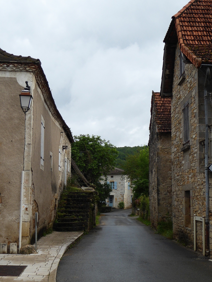 Une rue du village - Saint-Pierre-Toirac