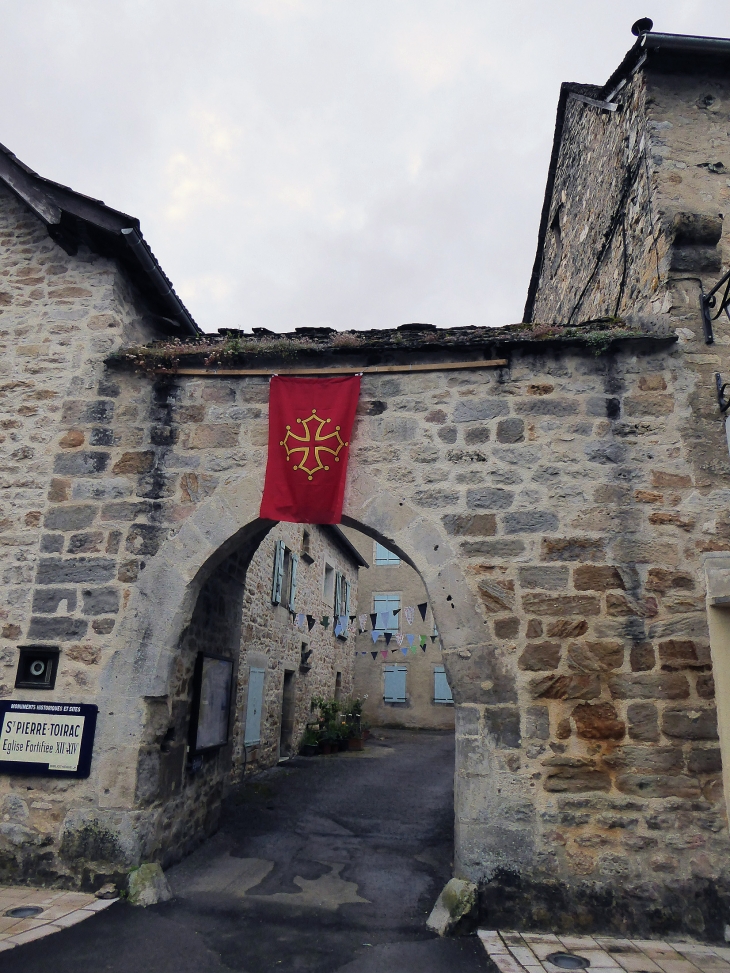 L'entrée du village fortifié - Saint-Pierre-Toirac