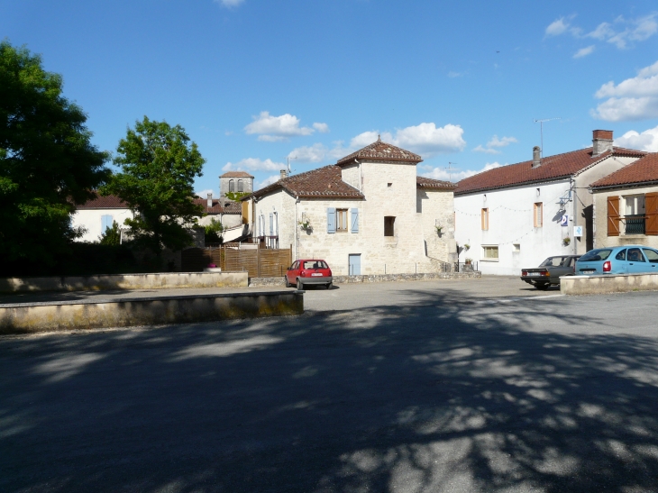 Le village  Crédit : André Pommiès - Sérignac