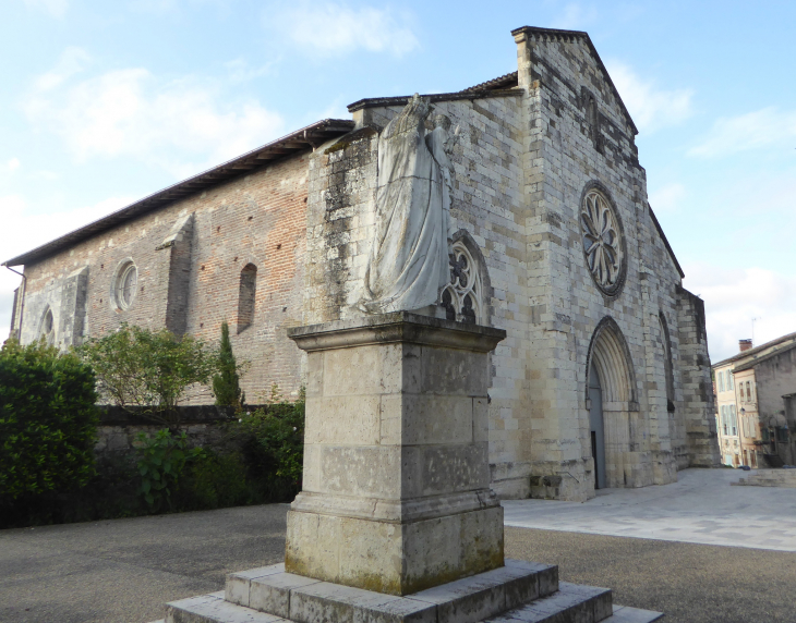 L'église Saint Pierre et le monument aux morts - Auvillar