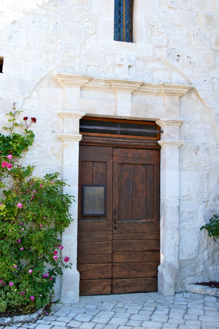 Le portail de l'église Saint Hilaire de Belvèze.