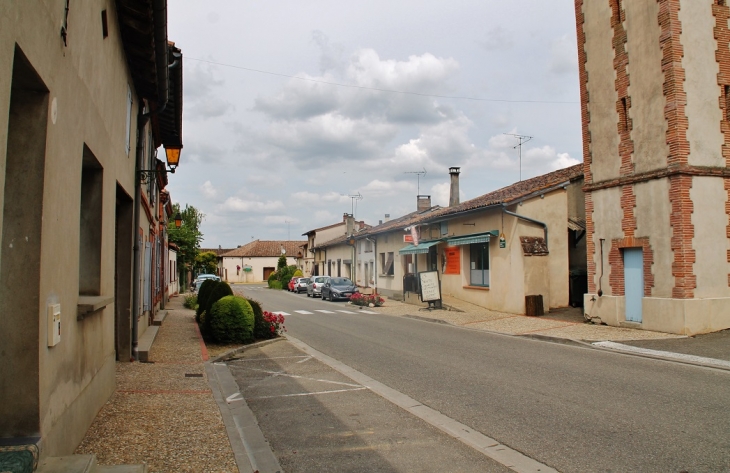 Le Village - Castelferrus