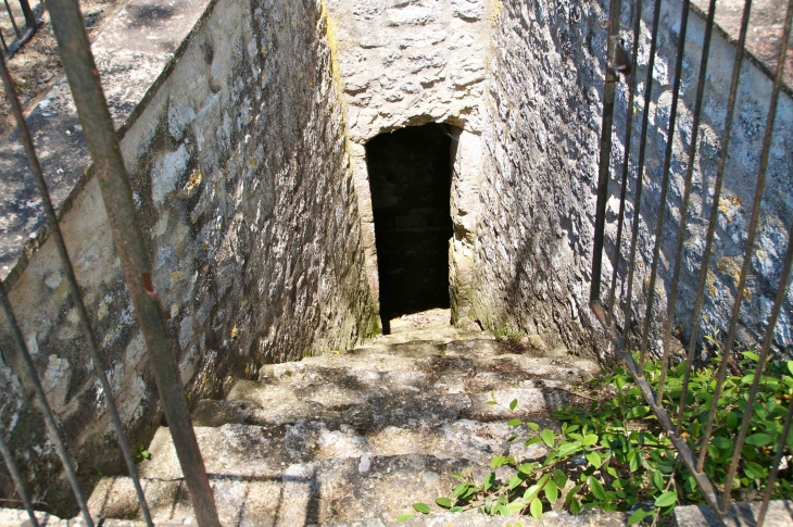 Caveau sous le monument de la Vierge près de la chapelle de Saint-Quintin. - Cazes-Mondenard