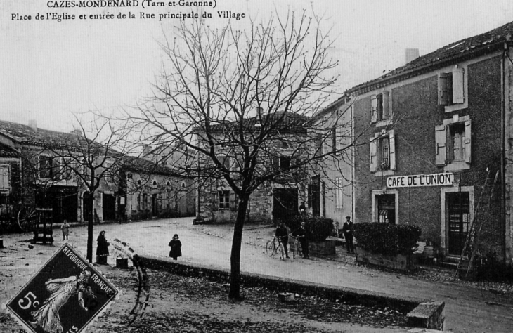 Place de l'église et entrèe principale du Village, début Xxe siècle (carte postale ancienne). - Cazes-Mondenard