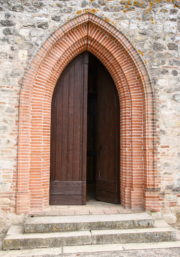 Le-portail à voussures en arc bisé est en briques de-l-eglise-de-saint-paul-de-brugues - Durfort-Lacapelette