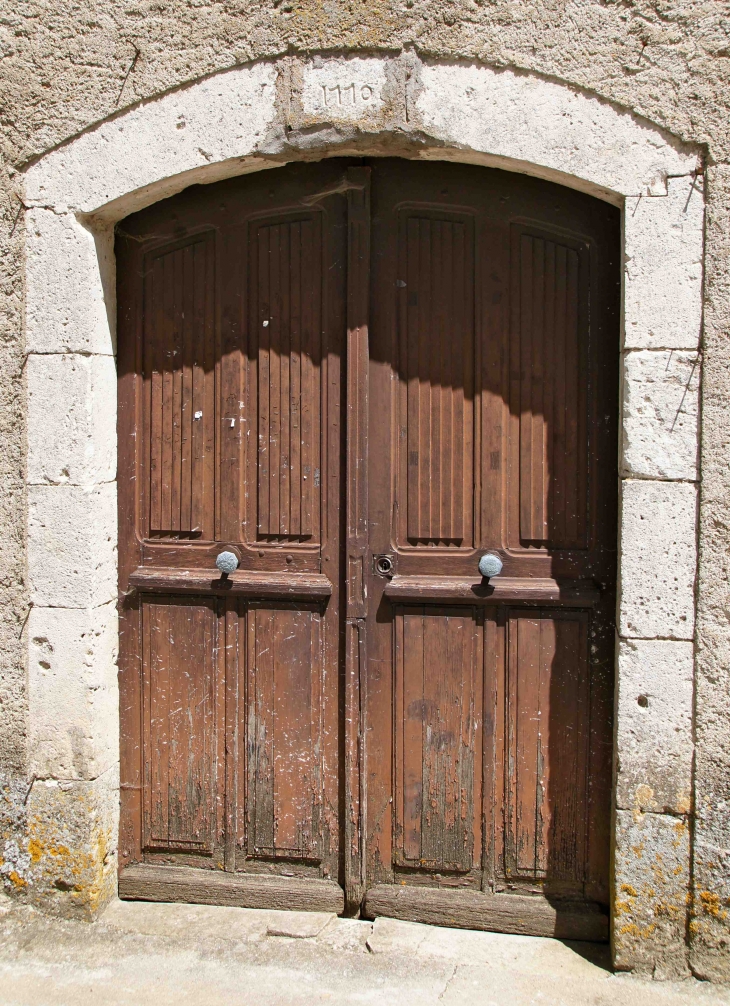 La porte extérieure en anse de panier présente au linteau la date de 1770. - Durfort-Lacapelette
