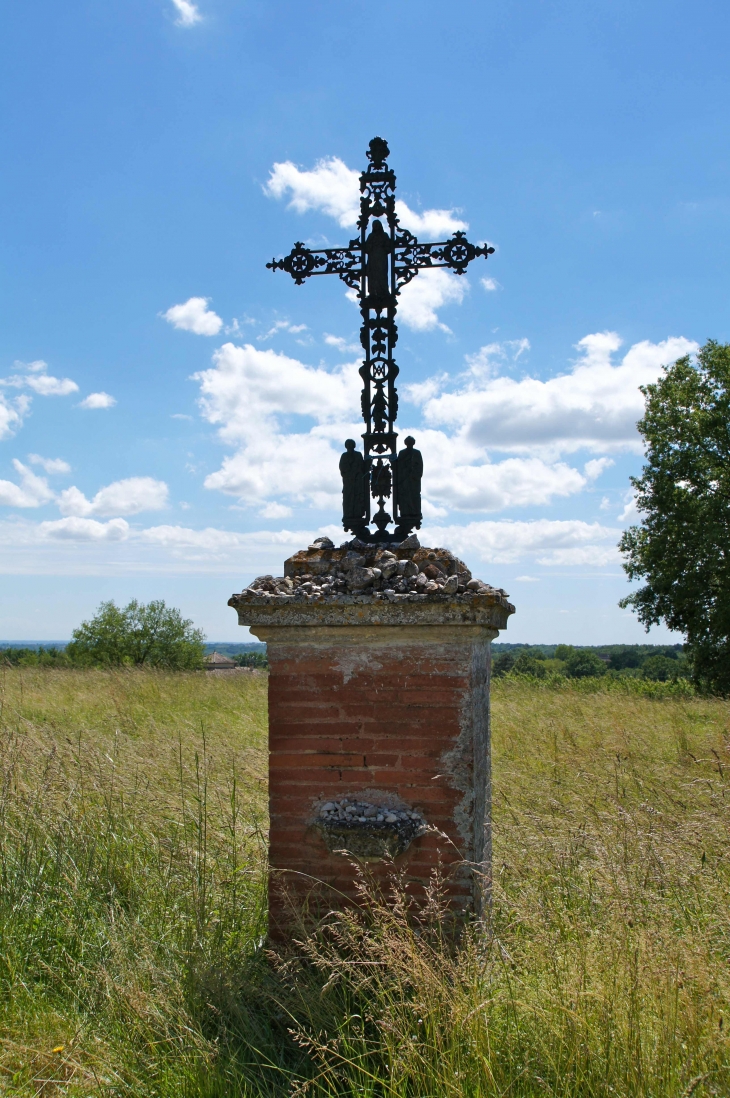 Croix de chemin près de l'église de Saint Martin de Montaure. - Durfort-Lacapelette