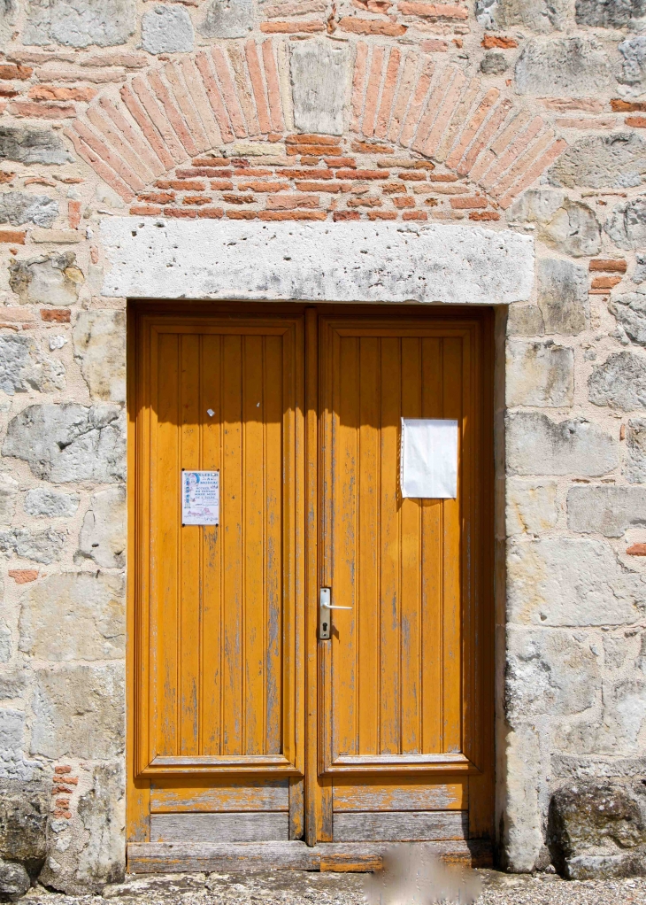 Le portail de l'église de saint Martin de Montaure. - Durfort-Lacapelette