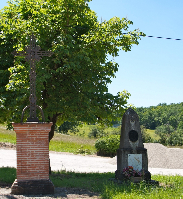 La croix de mission et le monument aux morts de Saint Hilaire de Durfort. - Durfort-Lacapelette